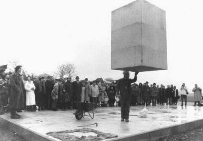 Was hier in Wemding, in dieser alten Kulturlandschaft des Ries, entsteht, ist Kunstwerk und Denkmal zugleich. Denkmal aber nicht im Sinn bildhafter Illustration von Ereignissen der Geschichte, sondern als Zeichen und Symbol für Gegenwart, Vergangenheit und Zukunft.